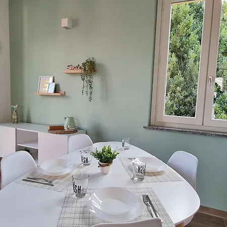 Ama Homes - Balcony Lakeview *